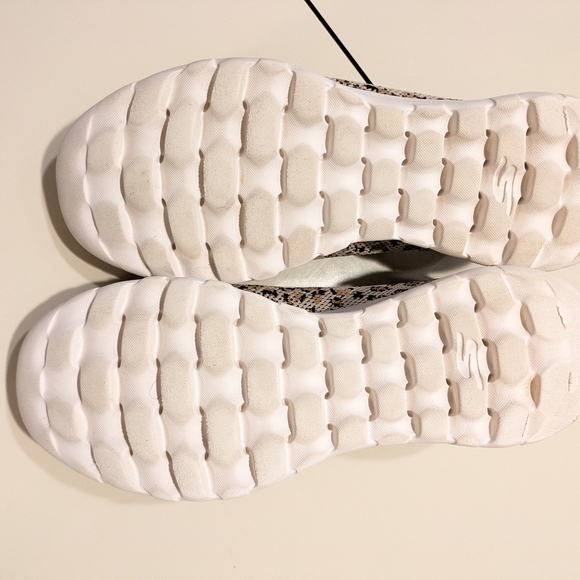 Skechers Goga mat beige/blk /multi leopard print women's sneakers 8.5 - Picture 3 of 6